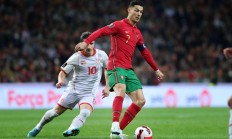 九游体育亚洲官网-激烈足球比赛掀起热情高潮，球队拼搏的简单介绍