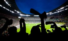 九游体育网页版-足球场边气氛热烈，球迷热情高涨的简单介绍