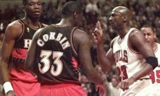 关于NBA传奇经典回顾！乔丹、奥尼尔、巴克利再次交锋的信息