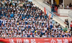 九游体育中国官网-队员们在激烈比赛中展现出色，赢得冠军桂冠