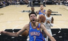 九游体育网页版-雷霆队客场逆转马刺队，保罗发威助球队取胜