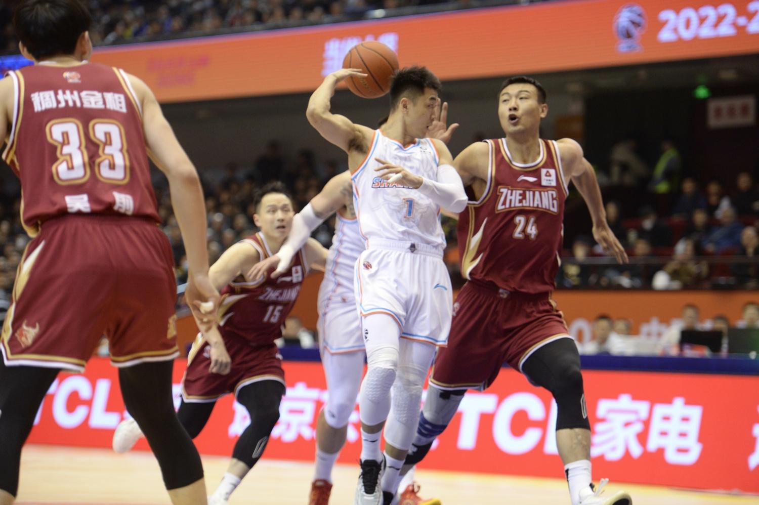 激烈对抗！球员们将为胜利全力以赴