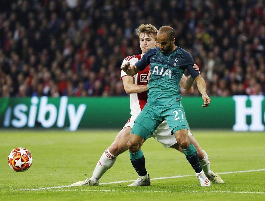 包含阿贾克斯遭遇不败，逆转比赛取得惊险胜利的词条