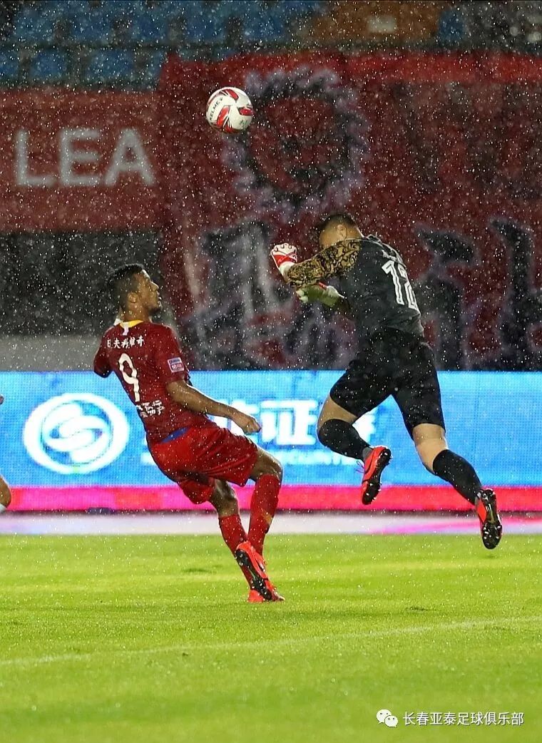 包含福州黄龙客场战胜实力强大的球队，积分榜上逐渐攀升的词条