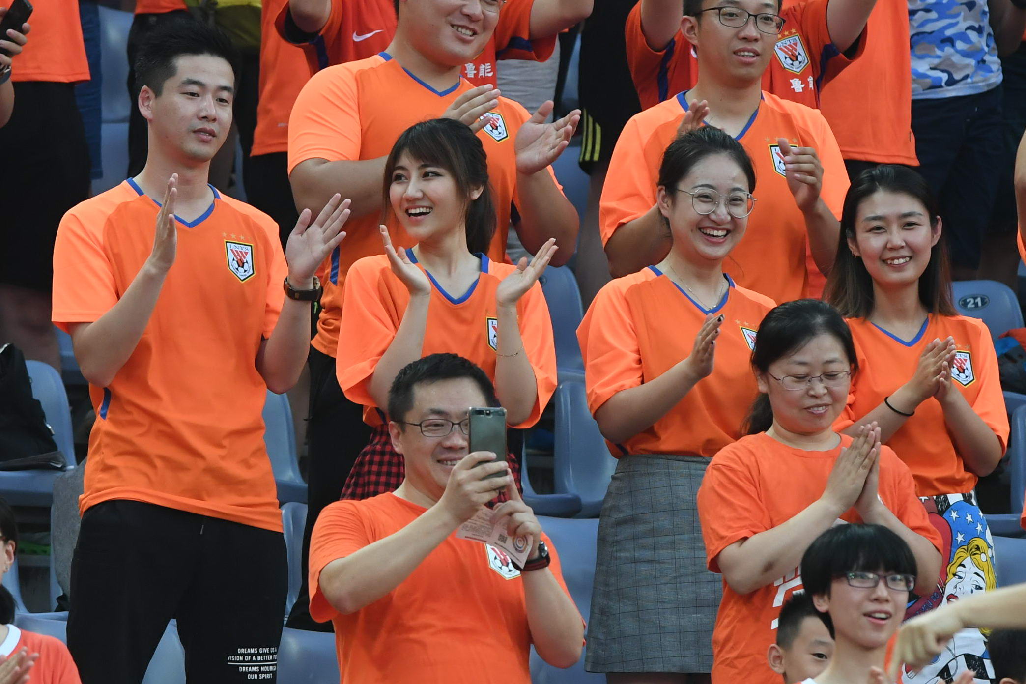 精彩瞬间回放,球迷陶醉其中 精彩瞬间回放,球迷陶醉其中