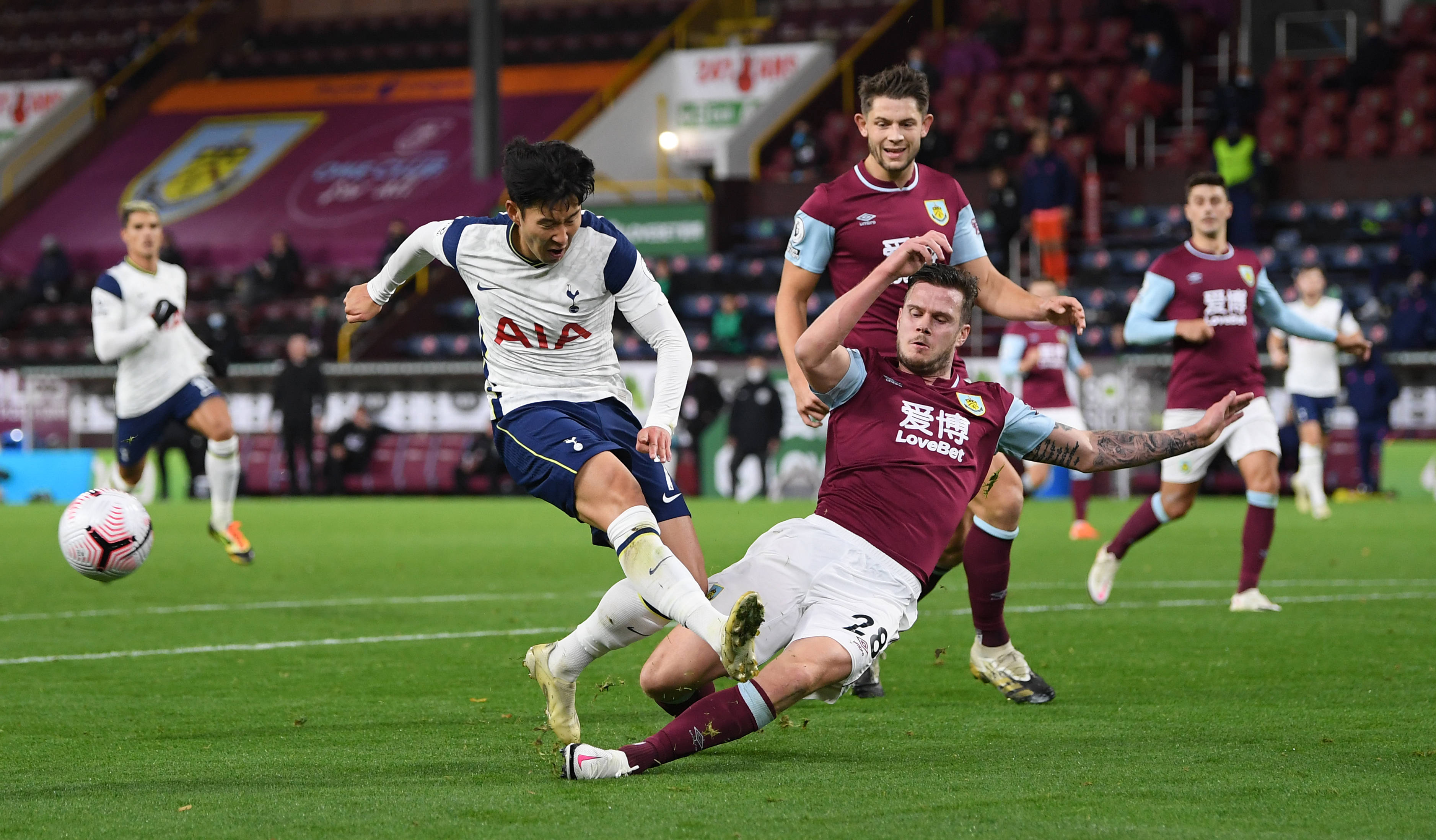 利兹联主场大胜伯恩利，实现主场连胜保持上升的简单介绍