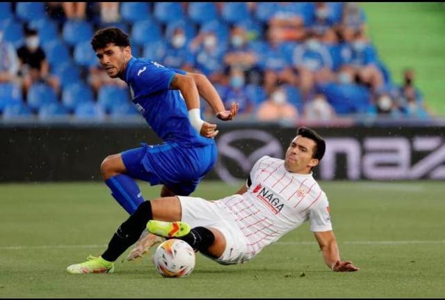 包含足球场上精彩瞬间,球员拼尽全力的词条 包含足球场上精彩瞬间,球员拼尽全力的词条