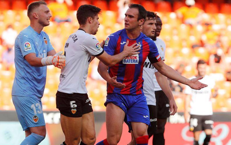 关于萨拉戈萨主场丢两球负于埃瓦尔,状态低迷的信息 关于萨拉戈萨主场丢两球负于埃瓦尔,状态低迷的信息