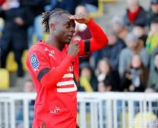 雷恩球员内雷迪奇吹哨示意出界 雷恩球员内雷迪奇吹哨示意出界