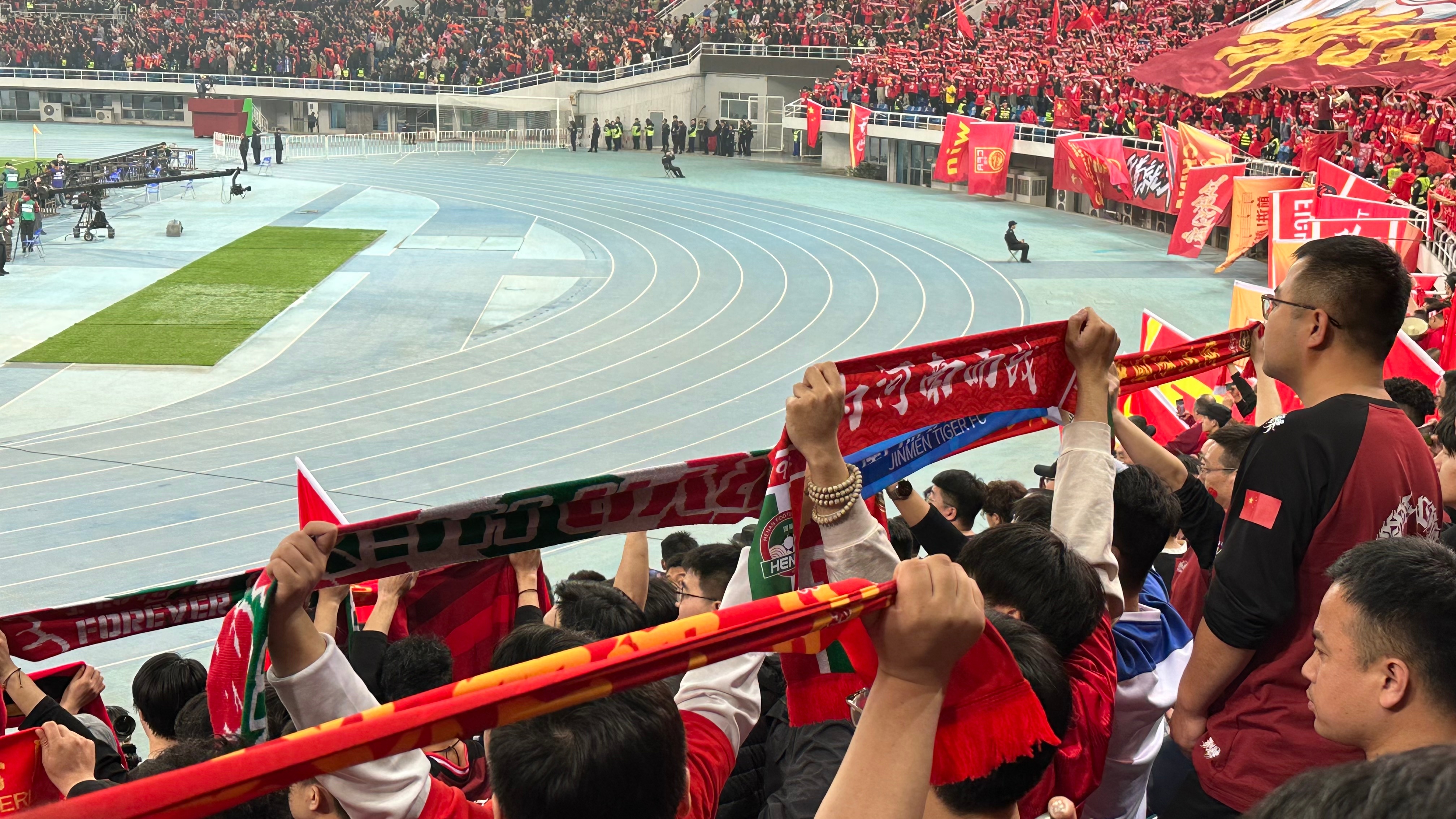 关于中超比赛球迷带横幅表达对俱乐部支持的信息