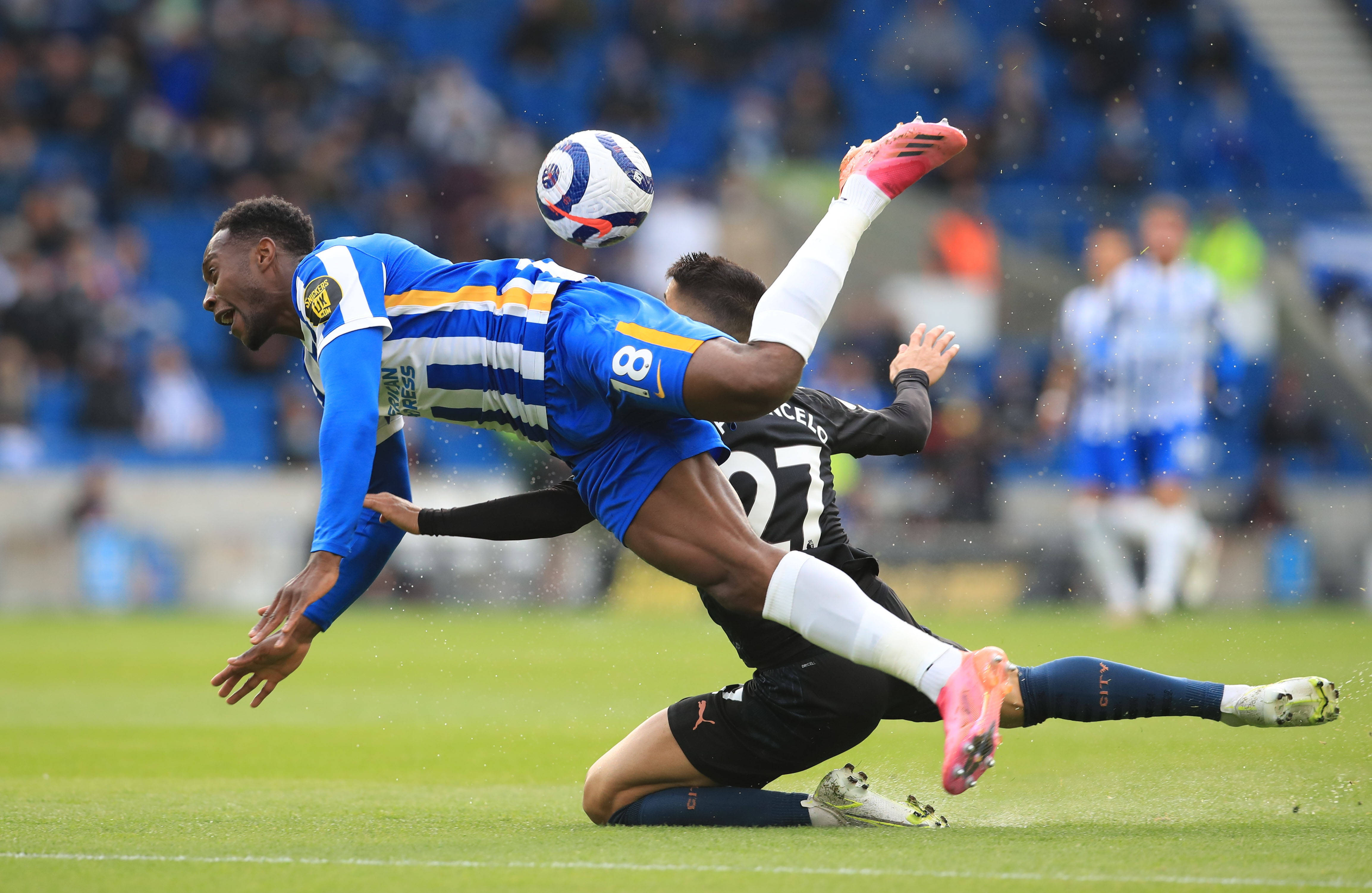 关键比赛中，梦魇之翼神级操作拯救比赛，成为当日焦点