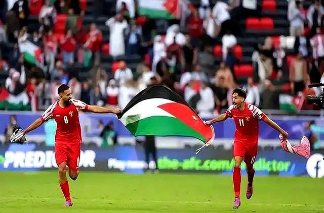 亚洲足球球队在赛场上拼尽全力追逐胜利的简单介绍