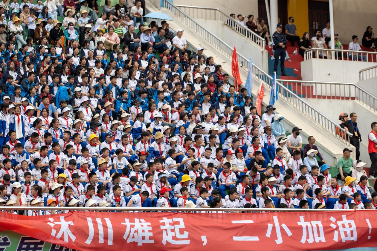 队员们在激烈比赛中展现出色，赢得冠军桂冠