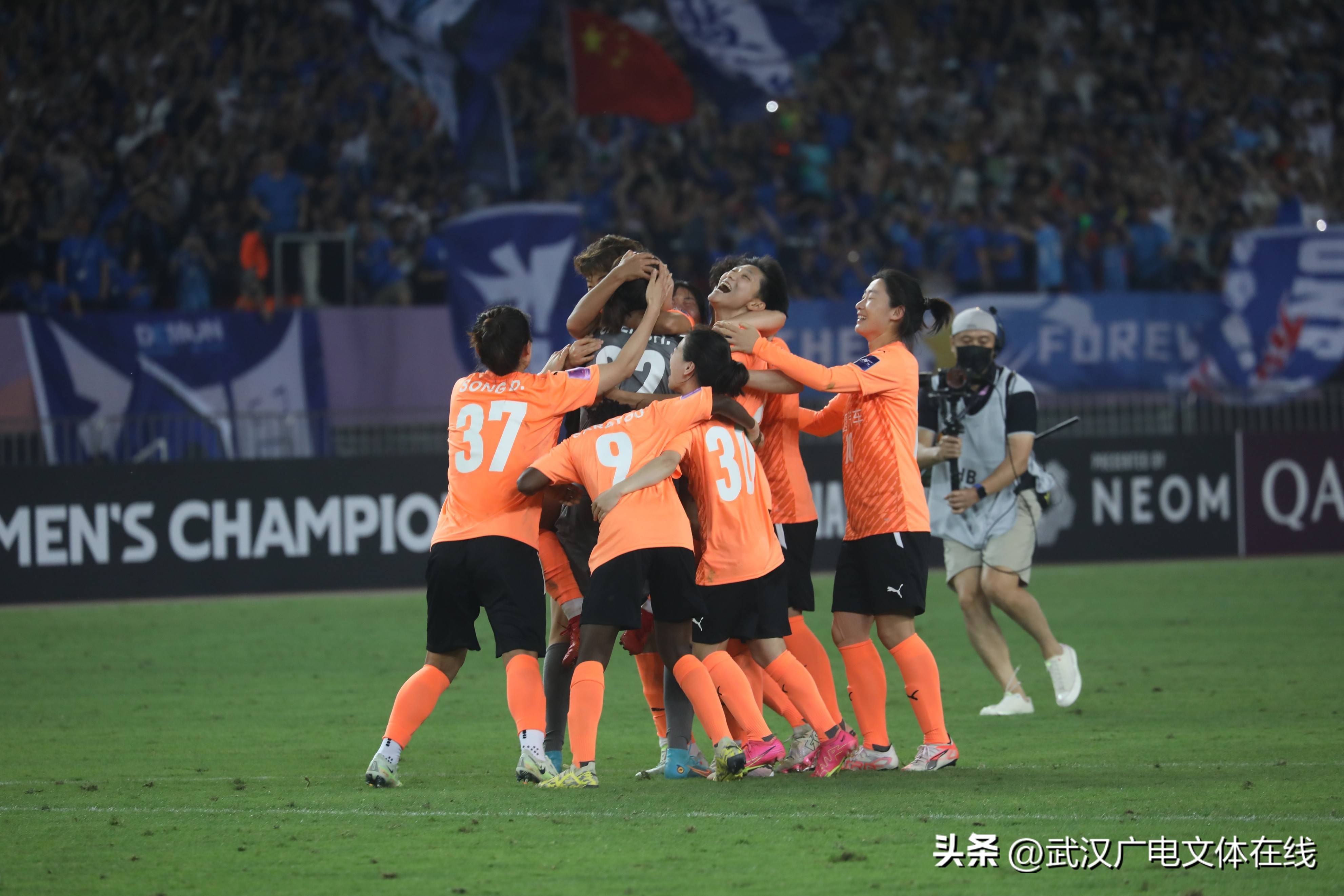 队员们在激烈比赛中展现出色，赢得冠军桂冠