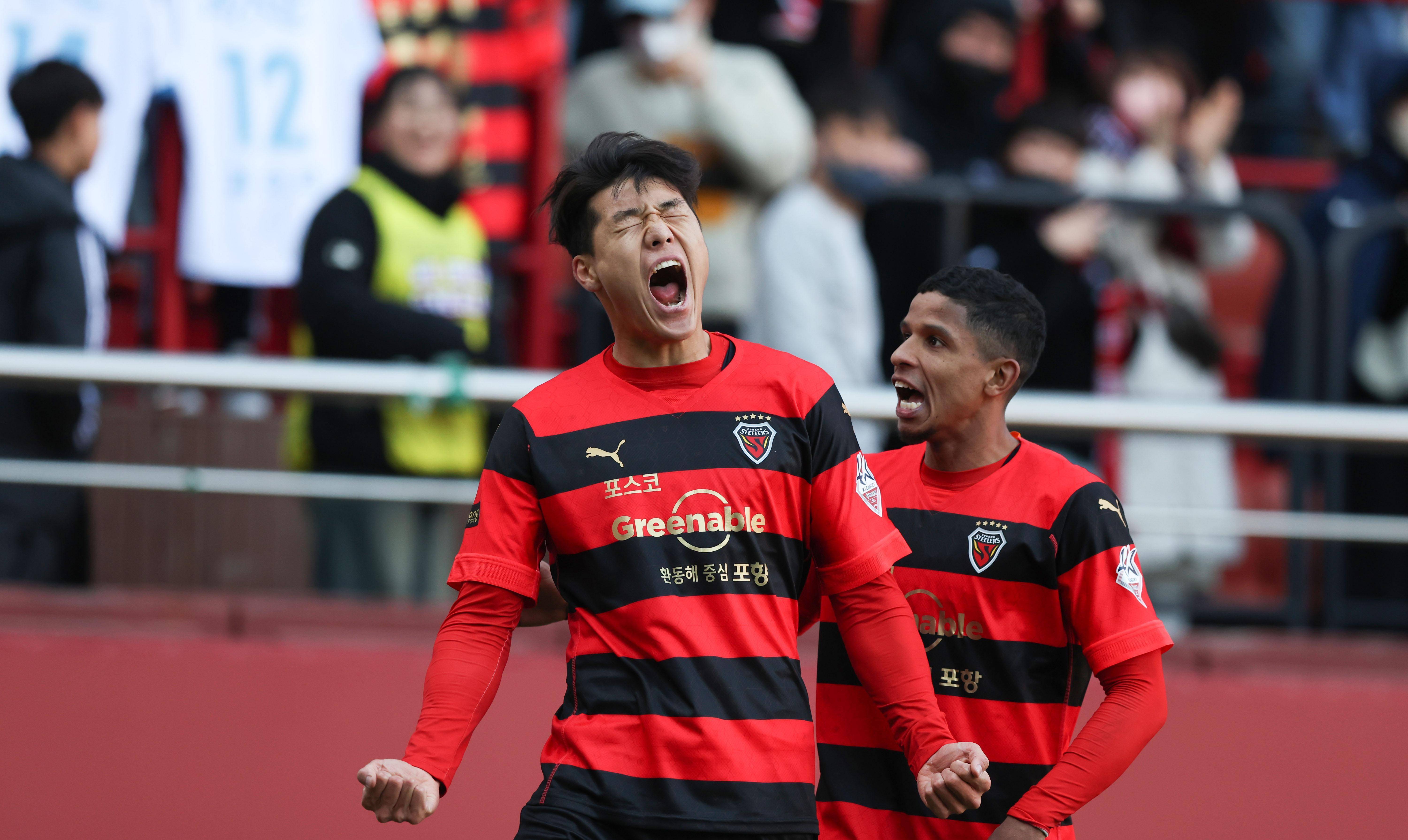 亚冠比赛中球员们面对困难取得胜利