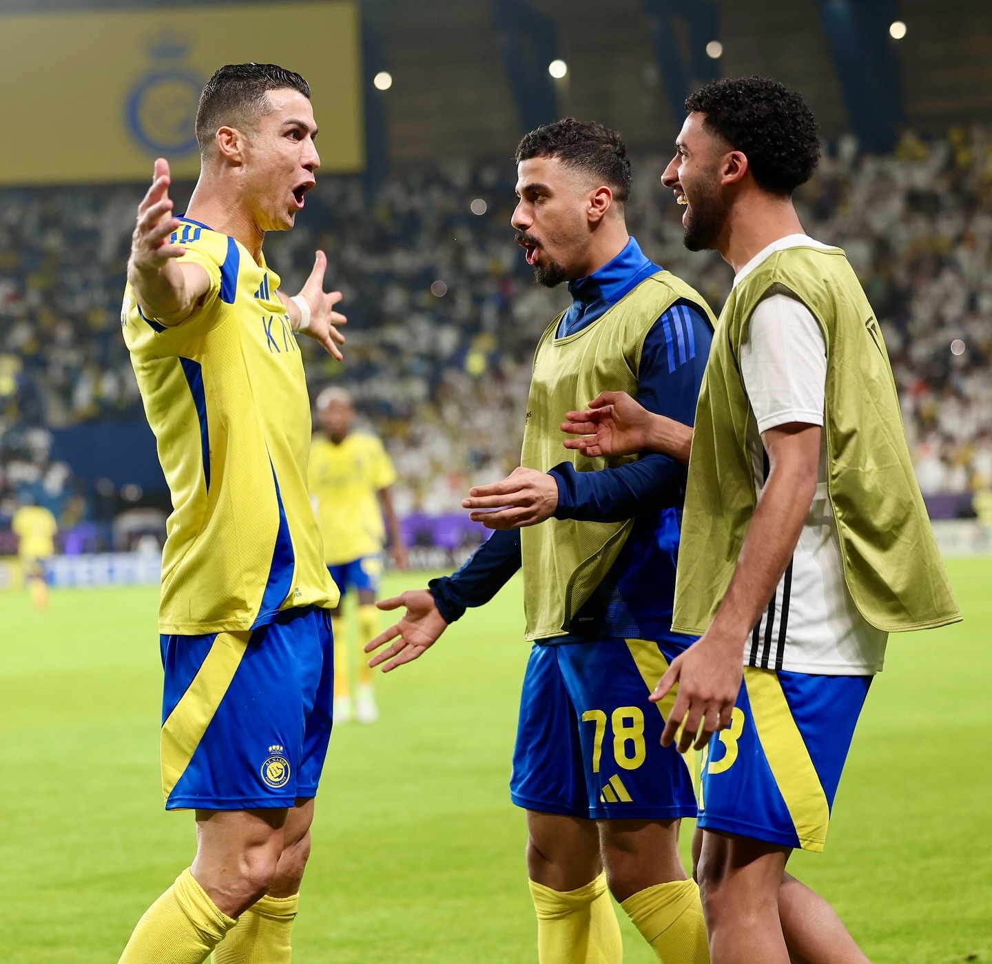 亚冠比赛中球员们面对困难取得胜利