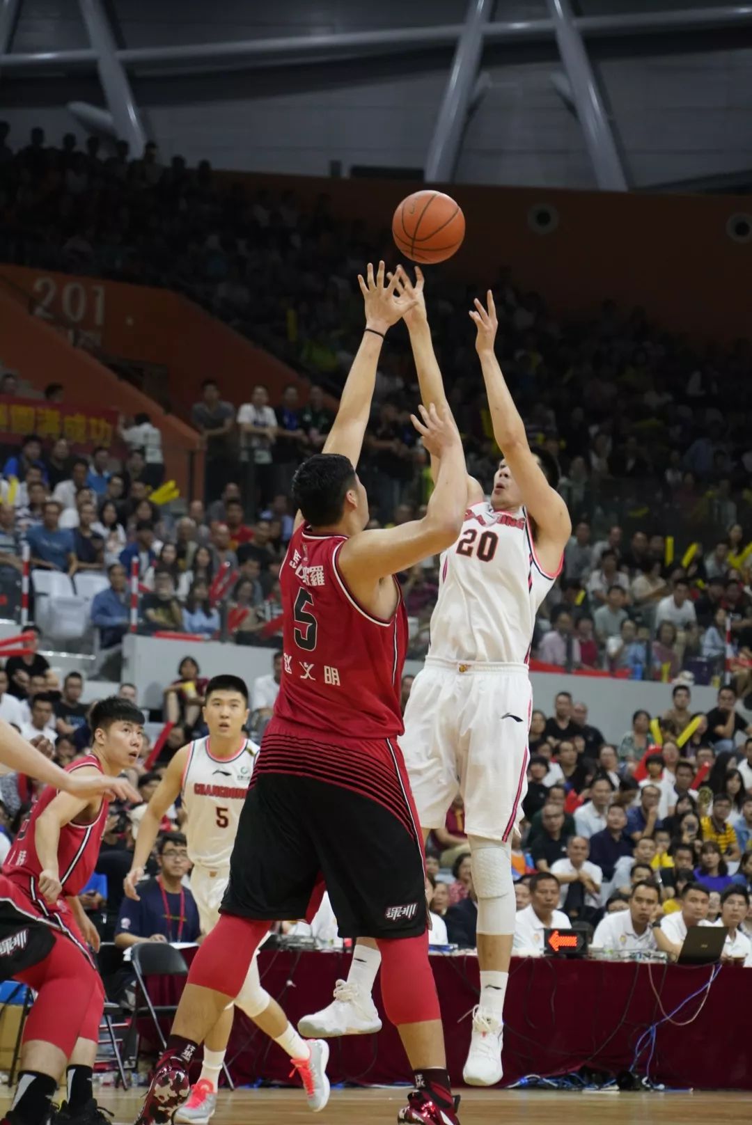 劲旅互搏！比赛如火如荼，双方你来我往的简单介绍