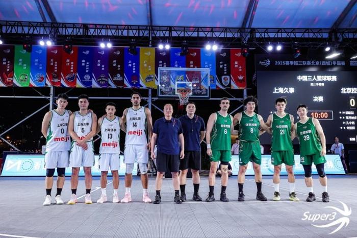 包含中国篮球超级联赛收官冠军球队站上历史巅峰的词条