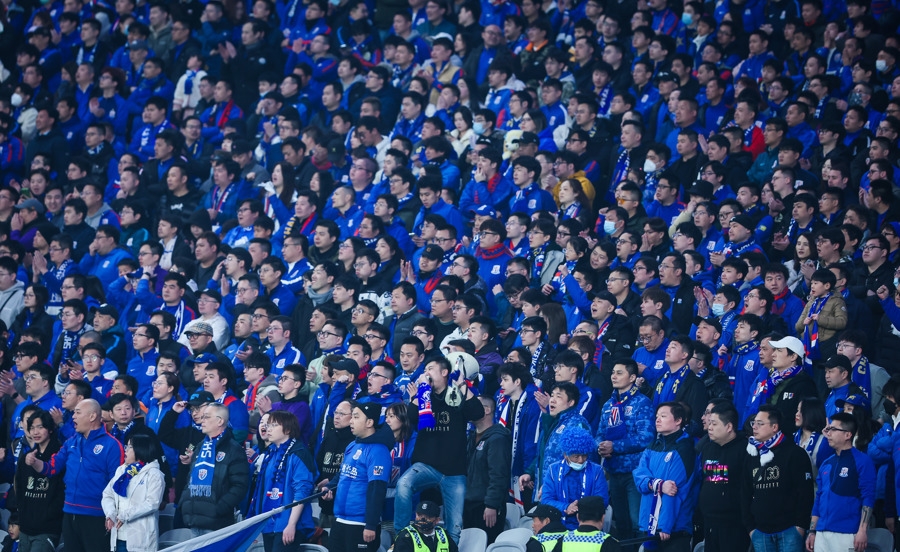 足球场边气氛热烈，球迷热情高涨的简单介绍