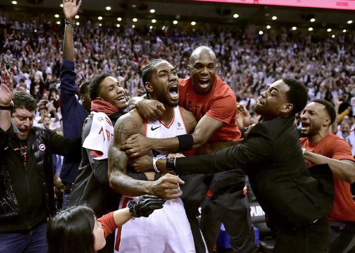 包含伦纳德率猛龙奋力反击，势不可挡的词条