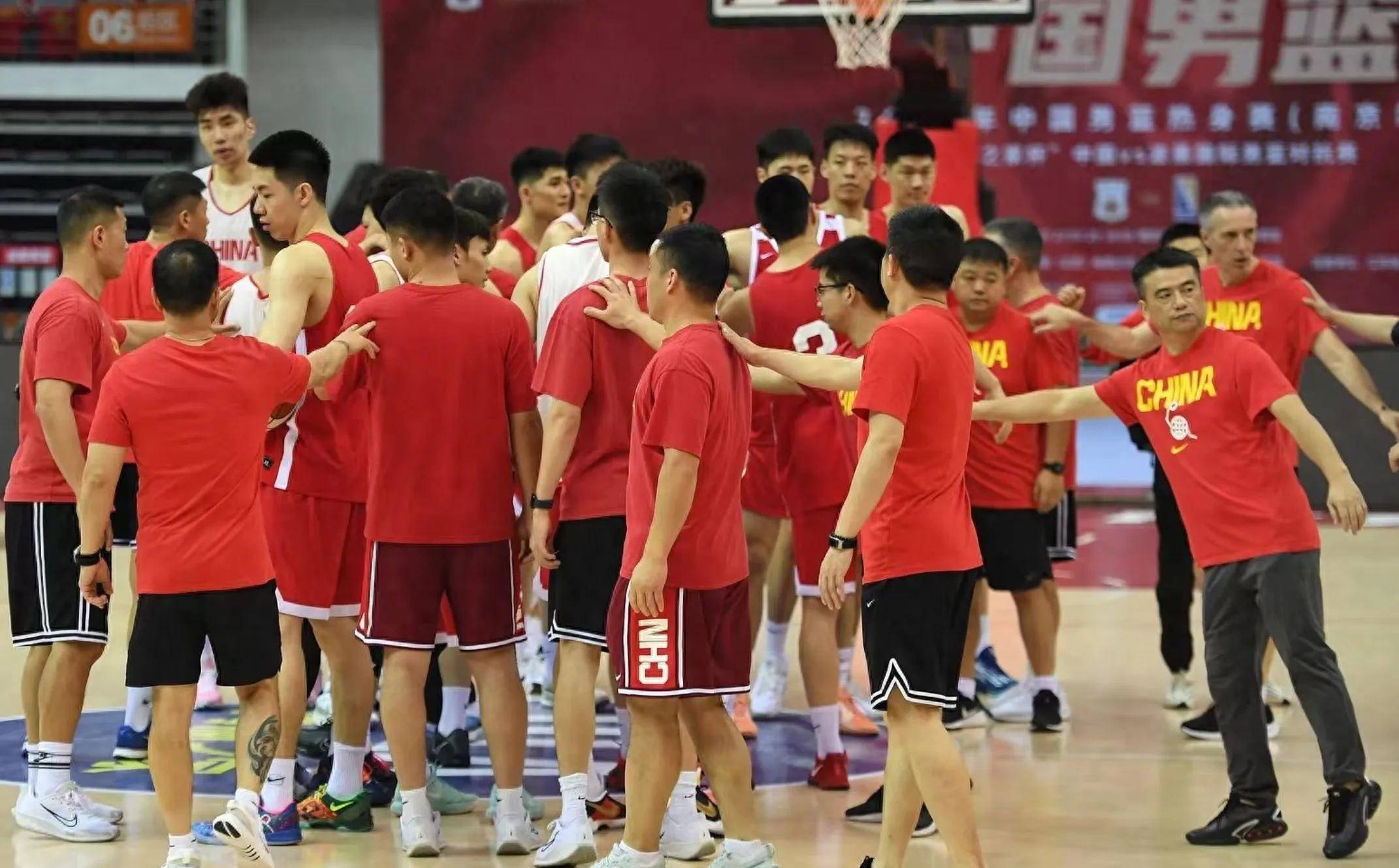 比赛如火如荼进行，各队球员拼尽全力为球队争取胜利！的简单介绍