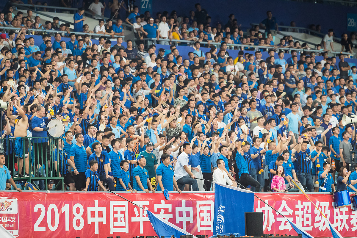 重要足球赛事即将举行，球员们全力以赴备战