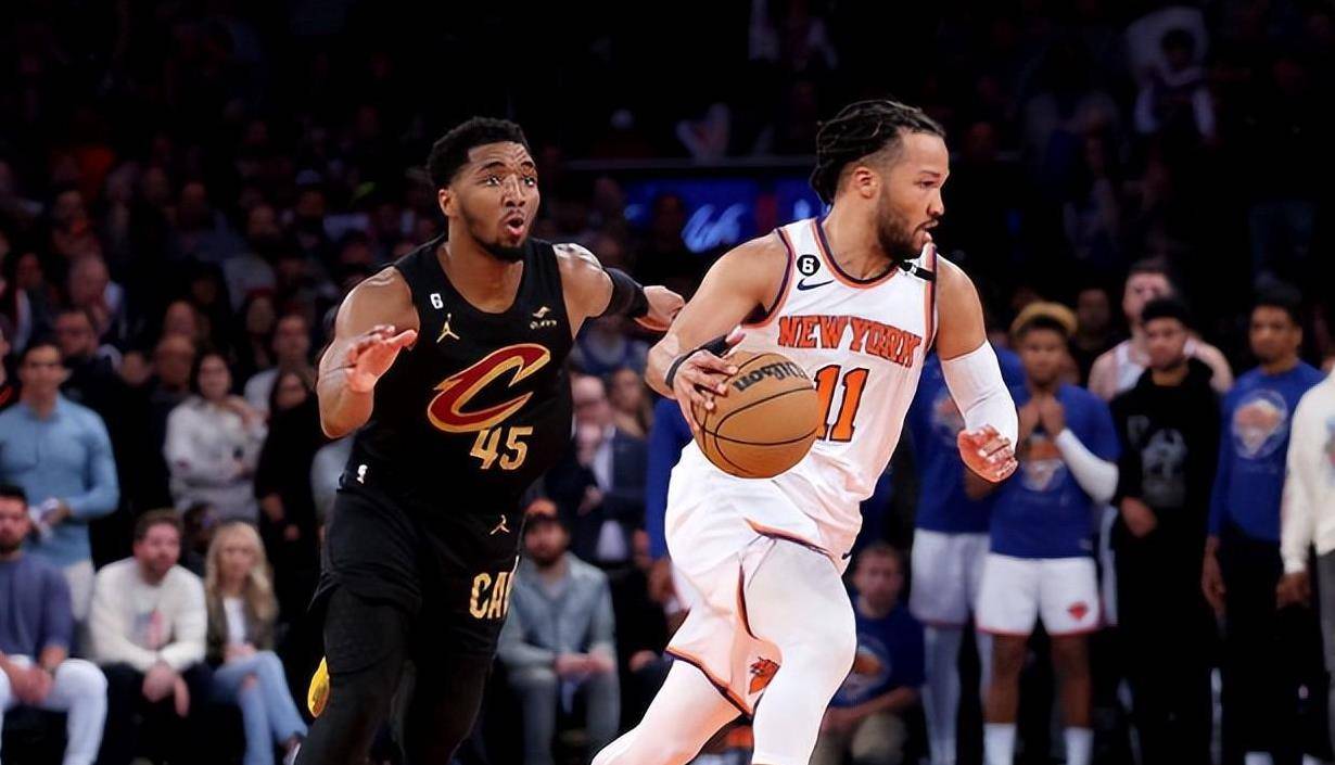 鹈鹕中锋大放异彩，全面发威击败尼克斯的简单介绍