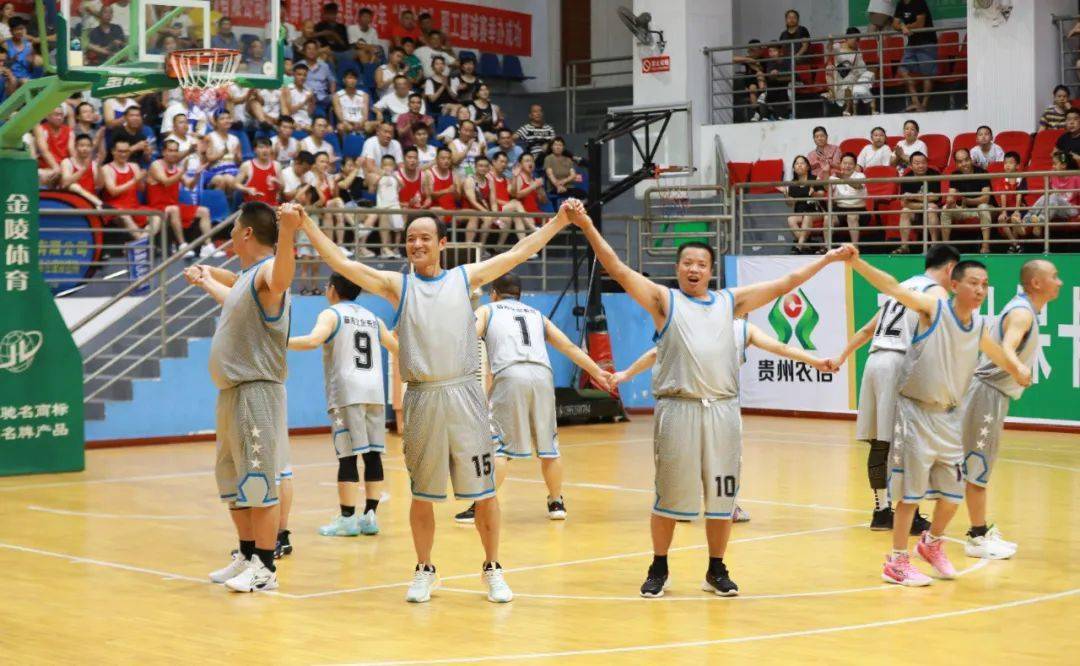 比赛中双方你追我赶，场面十分激烈