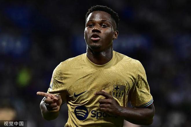 包含里尔客场大捷，继续领跑积分榜的词条