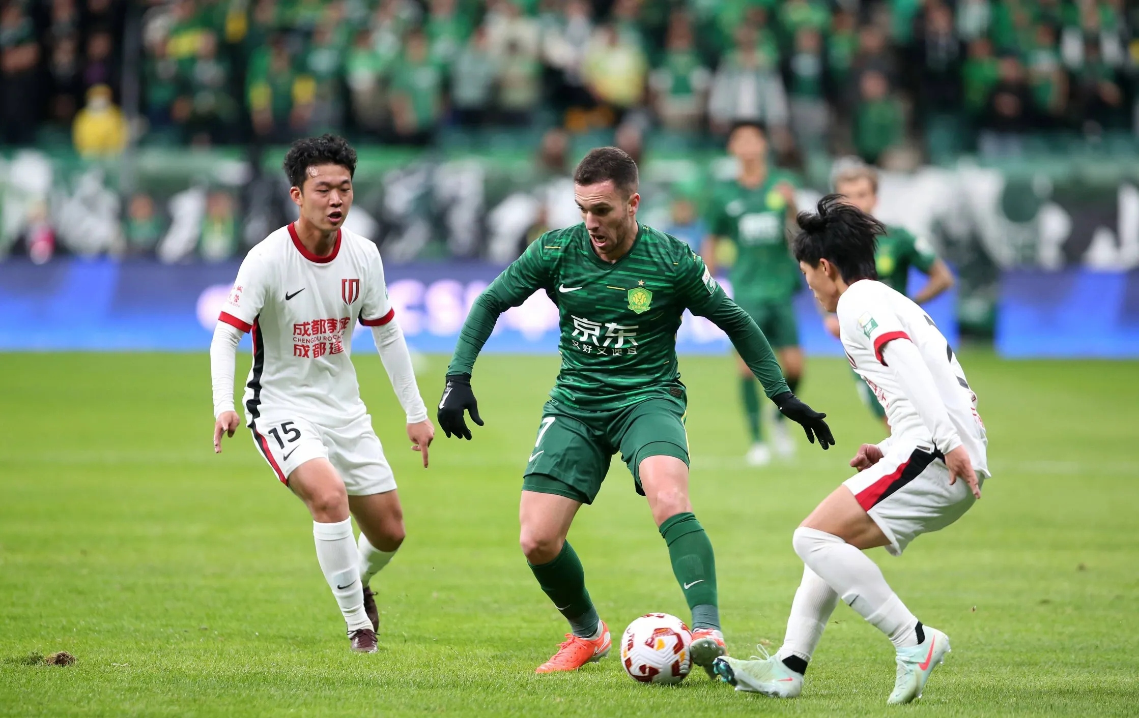 包含上海绿地申花与河南建业交战，争夺胜利机会的词条