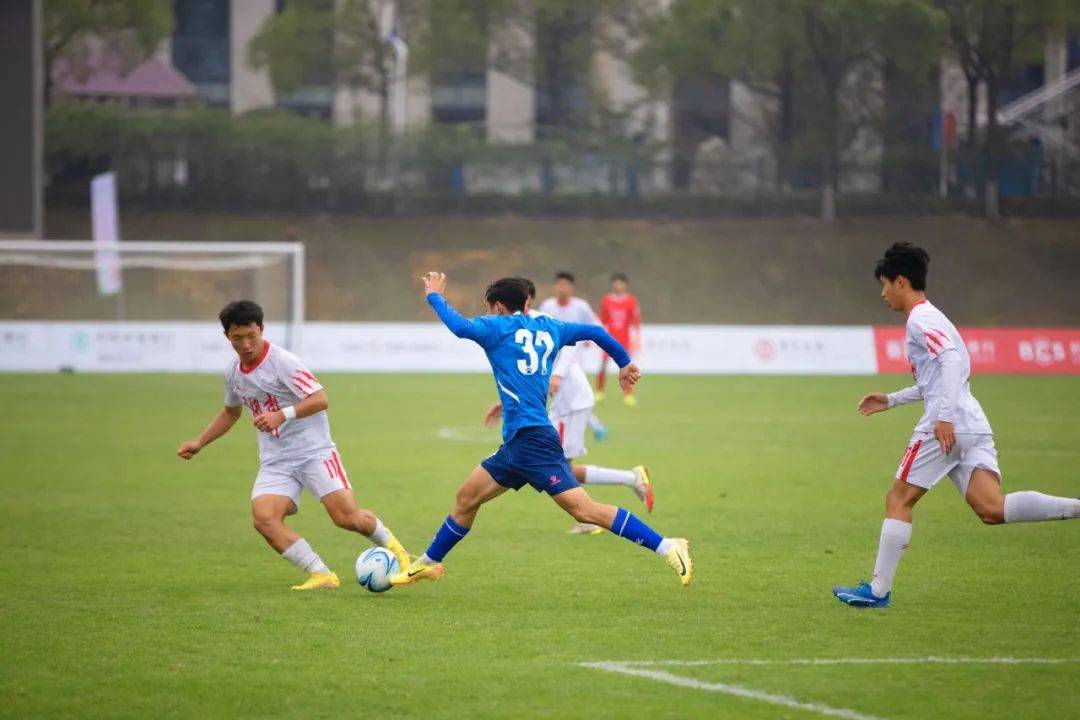 激烈足球比赛掀起热情高潮，球队拼搏的简单介绍