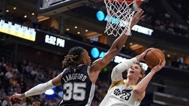 包含马刺完胜爵士，德罗赞24分送16助攻的词条